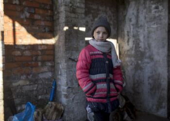 Den 13. februar 2022 stod 9-årige Masha ved indgangen til sit hjem i det østlige Ukraine. Foto: UNICEF/Aleksey Filippov.