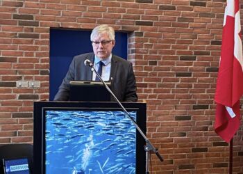 Borgmester Søren Smalbro (V) på talerstolen ved generalforsamling hos Hirtshals Fiskeriforening. Foto: Helle Hansen.