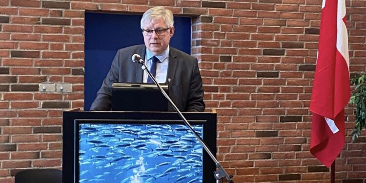 Borgmester Søren Smalbro (V) på talerstolen ved generalforsamling hos Hirtshals Fiskeriforening. Foto: Helle Hansen.