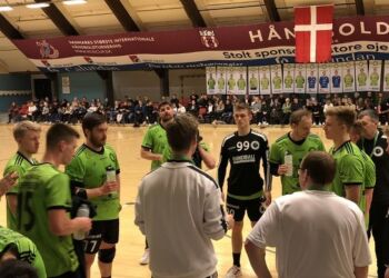 Cheftræner Benjamin Rømer har kaldt til time out midt i 2. halvleg, men da var kampen for længst tabt for Elitesport Vendsyssel.