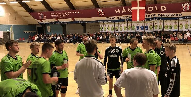 Cheftræner Benjamin Rømer har kaldt til time out midt i 2. halvleg, men da var kampen for længst tabt for Elitesport Vendsyssel.
