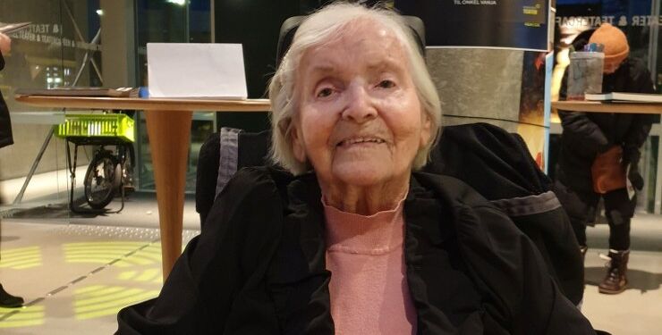 Ebba Clausen på 104 år nyder fptrsat at gæste Vendsyssel Teater.