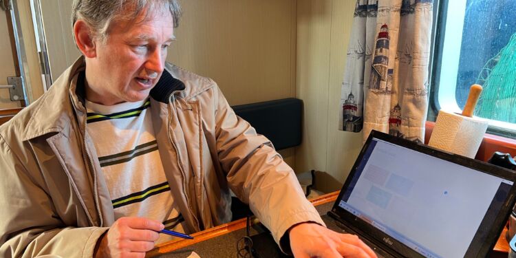 Eivind Jacobsen ses her foran computeren ombord på HG 236 Milton under et besøg i Hirtshals. Foto (arkiv): Niels Skipper.