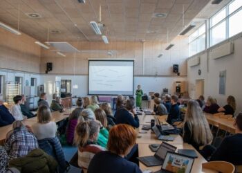 Læsevejleder Hanne Skipper leverer sit oplæg om Eye Just Read til hele det pædagogiske personale i SkoleCenter Hirtshals. Foto: Peter Jørgensen.