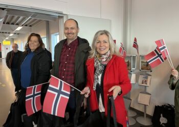 Marketingchef Sylvia Berglund fra Nordsøen Oceanarium, direktør Peter Krusborg fra Destination Nordvestkysten og turistchef Laila Zielke fra Visit Hirtshals ved en tidligere event med velkomst til norske turister hos Fjord Line. Diskret i baggrunden ses handelschef Per Martensen. Foto: Arkiv.