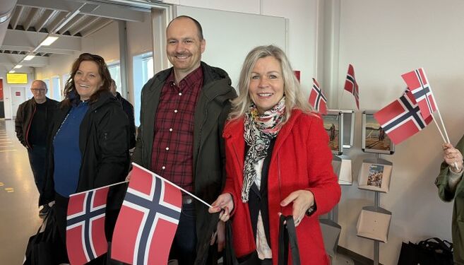 Marketingchef Sylvia Berglund fra Nordsøen Oceanarium, direktør Peter Krusborg fra Destination Nordvestkysten og turistchef Laila Zielke fra Visit Hirtshals ved en tidligere event med velkomst til norske turister hos Fjord Line. Diskret i baggrunden ses handelschef Per Martensen. Foto: Arkiv.