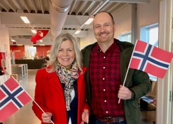 Direktør Peter Krusborg fra Destination Nordvestkysten ses her i selskab med turistchef Laila Zielke fra Hirtshals Turisme ved en tidligere event med velkomst til norske turister hos Fjord Line. Foto: Arkiv.