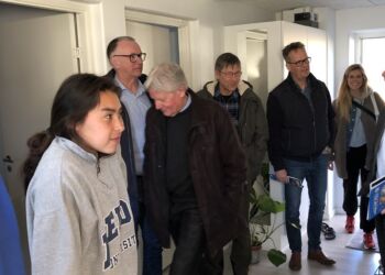 Asii Berthelsen – Grønlands bedste kvindefodboldspiller – tager imod medlemmer af Erhverv Hjørring i sin lejlighed på Dana Cup Academy. Foto: Erhverv Hjørring.