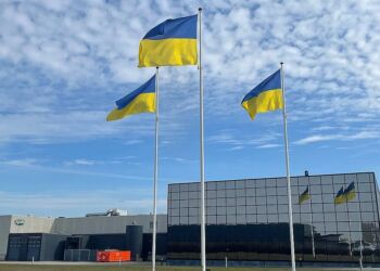 I Vrå bliver der i disse dage flaget med det ukrainske flag i sympati med det krigshærgede land. Nu vil virksomheden ansætte tre ukrainere. Foto: Per Frank Paulsen.