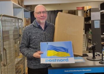 Tommy Høj glæder sig over at kunne tilbyde den gratis service for post til Ukraine.