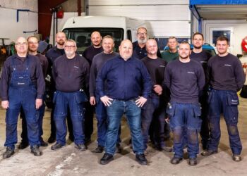 Jens Madsen i centrum for teamet hos Kølemadsen A/S.