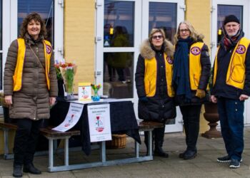 Varmt tiltag i en kold tid i februar 2019... De friske folk fra Lions ude i den gode sags tjeneste. Arkivfoto: Torben Elling.