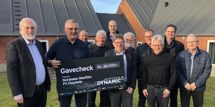 Medlemmer af Erhverv Hjørring DYNAMIC har overrakt en kontant støtte på 30.000 kr. til forstander Peter Sundbæk, Nordsøen Fri Fagskole. Fra venstre ses Neil Jacobsen, Peter Sundbæk, Lasse Gram Pedersen, Bo Geertsen, Anders Nielsen, Ole Peter Christensen, Henrik Villadsen, Jesper Bundgaard Madsen, Peter Vestgaard Andersen, Mark Krebs og Jørgen Rasmussen. Foto: Erhverv Hjørring.