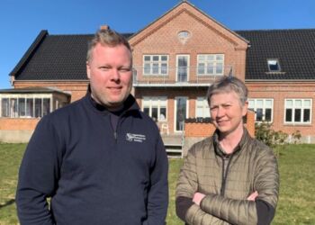 Martin Rosendal Rasmussen og hans svigermor Kirsten Søndergaard ejer vognmandsfirmaet Bent Søndergaard. 
Foto: Vibe Rosenkrantz Aagaard / TV2 Nord.