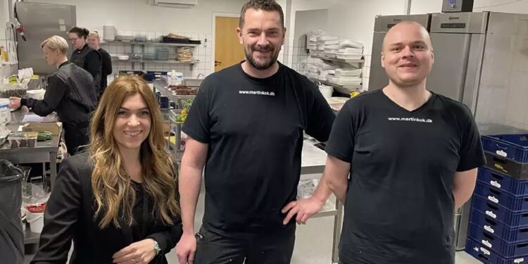 Virksomhedskonsulent Trine Boelt Bressay, Business Hjørring, Martin Uggerhal, Martin Kok sammen med Nikolai Holm Simonsen, som nu er ansat på 20 timer/ugen i virksomheden. Foto: Business Hjørring.