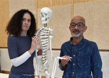 Til prøvestarten havde Kirstine Hedrup og instruktør Donald Andersen selskab af en tavs medvirkende. Foto: Vendsyssel Teater.