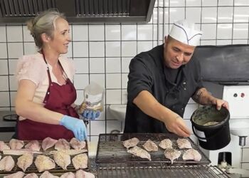 Laura og Kim Holger hos Fisherman's House i Åbyen. Foto: TV2 Nord.