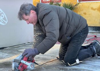 Per Windahl Jensen i fuld sving med at fjerne den gamle terrasse foran Hirtshals Kro. Foto: Niels Skipper.