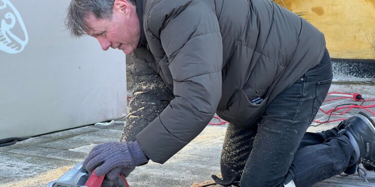 Per Windahl Jensen i fuld sving med at fjerne den gamle terrasse foran Hirtshals Kro. Foto: Niels Skipper.