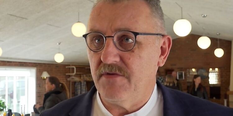 Forstander Peter Sundbæk ved den nye Nordsøen Fri Fagskole. Foto (arkiv): TV2 Nord.