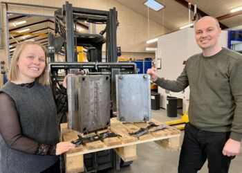 Her er støbemaskinen, som recycling-virksomheden Letbek i Tistrup har testet med CemeCon Scandinavias PVD-belægninger med hjælp fra EU-projektet ”Grøn Cirkulær Omstilling”. Både Letbeks materialespecialist Louise Aagaard Jensen og Tommy Pedersen, Research & Development, har lagt mange hundrede udviklingstimer i projektet. Foto: Letbek.