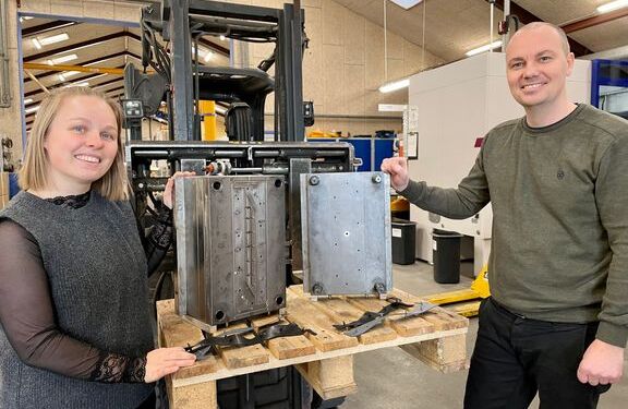 Her er støbemaskinen, som recycling-virksomheden Letbek i Tistrup har testet med CemeCon Scandinavias PVD-belægninger med hjælp fra EU-projektet ”Grøn Cirkulær Omstilling”. Både Letbeks materialespecialist Louise Aagaard Jensen og Tommy Pedersen, Research & Development, har lagt mange hundrede udviklingstimer i projektet. Foto: Letbek.