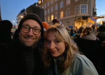 Billede fra Søndagens demonstration mod Putin i København, hvor fødevareminister Rasmus Prehn deltog sammen med sin datter Nikoline.