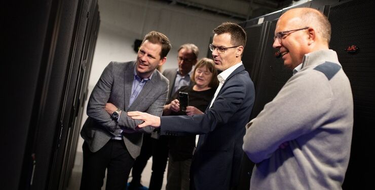 Søndag lagde flere i Region Nordjyllands ledelse både vejen forbi regionens it-afdeling og Aalborg Universitetshospital for at få indblik i implementeringen af regionens største it-projekt til dato. Blandt andre regionsrådsformand Mads Duedahl, regionsdirektør Christian Boel, koncerndirektør Anne Bukh, hospitalsdirektør på Regionshospital Nordjylland Henrik Larsen, lægefaglig direktør Michael Braüner Schmidt og økonomidirektør Kim Mikkelsen fra Aalborg Universitetshospital og Lone Clausen fra regionens Hovedudvalg.