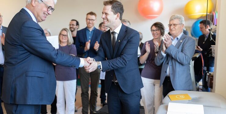 Med underskrifter fra og håndtryk mellem fondsformand Anker Laden-Andersen og regionsrådsformand Mads Duedahl blev de 20 mio. kr. overdraget til regionen.