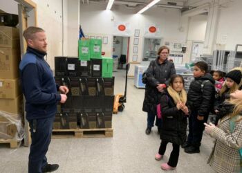 Uddeler Leon Andreas Jensen ses her i selskab med elever fra Hirtshals Skole. Foto: Arkiv.