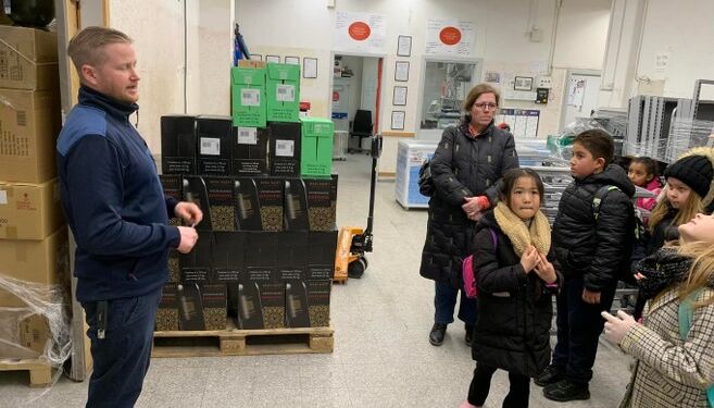 Uddeler Leon Andreas Jensen ses her i selskab med elever fra Hirtshals Skole. Foto: Arkiv.