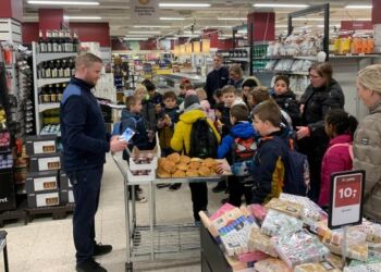 Uddeler Leon Andreas Jensen ses her i selskab med elever fra Hirtshals Skole. Foto: Arkiv.