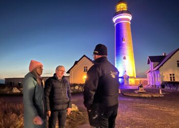 Turistchef Laila Zielke sammen med Hirtshals Fyr Fonds formand Kurt Bærentsen og Peter Jensen. Foto: Niels Skipper.