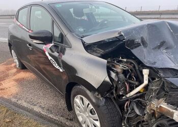 Mindst en af de involverede biler i mandagens trafikuheld, var så beskadiget, at den ikke kunne køres fra stedet. Foto: Per Frank Paulsen / TV2 Nord.