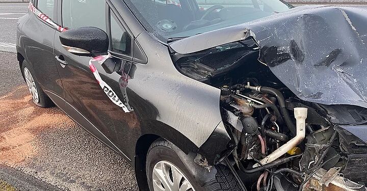 Mindst en af de involverede biler i mandagens trafikuheld, var så beskadiget, at den ikke kunne køres fra stedet. Foto: Per Frank Paulsen / TV2 Nord.