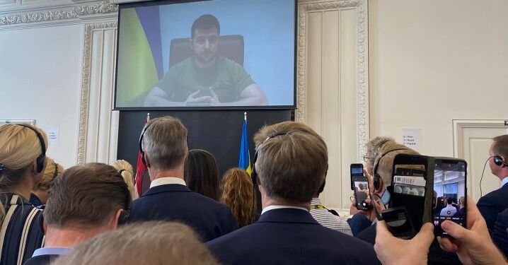 Rørende tale og en gruopvækkende beretning fra krigen i Ukraine, da præsident Zelensky talte til Folketinget. Foto: Rasmus Prehn.