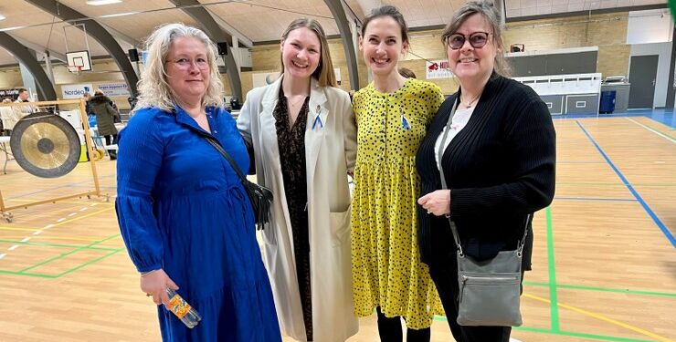 Umiddelbart efter den første store Vesterhavs Basar var der glade smil hos ukrainerne Anastasia og Tania, som her ses mellem de ligeledes glade og meget tilfredse initiativtagere Tanja og Marianne. Foto (arkiv): Niels Skipper.