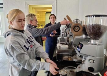 Det kræver sit at lave en god kop kaffe, men med hjælp fra David fra Pascucci, skal det nok lykkes Astrid og Dorthe.