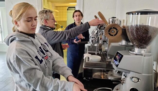 Det kræver sit at lave en god kop kaffe, men med hjælp fra David fra Pascucci, skal det nok lykkes Astrid og Dorthe.