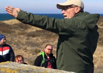 Flemming Hammer viser rundt i Tversted. Foto: Arkiv.