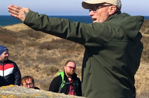 Flemming Hammer viser rundt i Tversted. Foto: Arkiv.