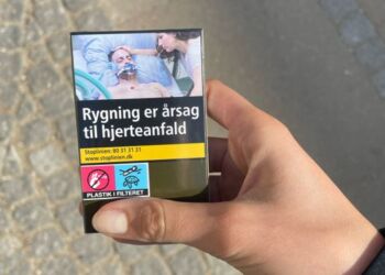 Sådan skal alle cigaretpakker se ud fra 1. april 2022. Foto: Kræftens Bekæmpelse.