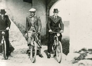 Tre mænd fra Vrensted på cykeltur, ca. 1940. Foto: Historisk Arkiv, Vendsyssel Historiske Museum.