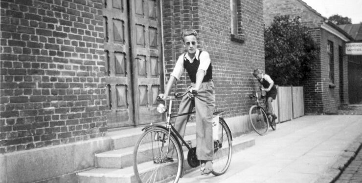 Svend Jørgensen og Jørgen Jørgensen på cykel ved Baptistkirken, Bassingade, Hjørring 1940. Foto: Historisk Arkiv, Vendsyssel Historiske Museum.