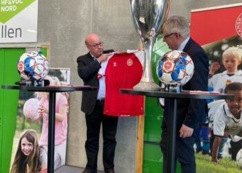 DBU-formand Jesper Møller og Borgmester i Hjørring, Søren Smalbro (V). Foto: DBU.