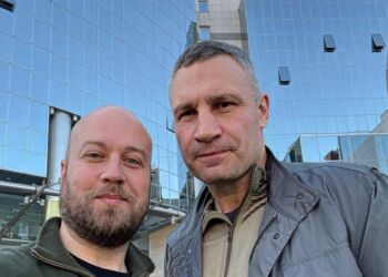 Daniel Rugholm med Kyivs berømte  borgmester Vitali Klitschko. Foto: Privat.