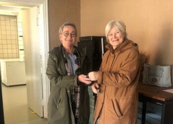 Rita Bodin til højre overdrager nøglen til Dorthe Schaltz. Foto: Privat.