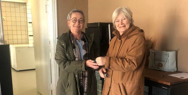 Rita Bodin til højre overdrager nøglen til Dorthe Schaltz. Foto: Privat.