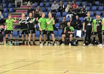 Mens der fortsat var håb: Elitesport-bænken klapper ad en scoring.