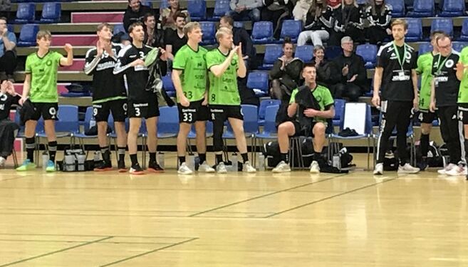 Mens der fortsat var håb: Elitesport-bænken klapper ad en scoring.